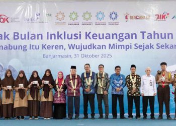 Ketua TP PKK Kalsel Bawa Dua Cucu Tersayang Menabung di Loket Bank Kalsel Syariah