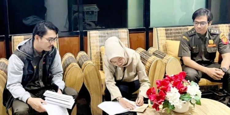 Kegiatan Blokir Rekening penunggak pajak. (foto : DJP Kalselteng)