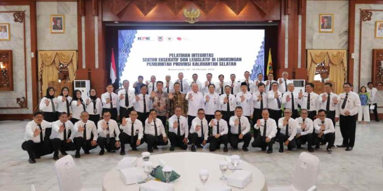Gubernur H Muhidin dan Wagub H Hasnuryadi Sulaiman dan jajaran foto bersama di sela pelatihan integritas oleh KPK. (foto : Adpim Kalsel)