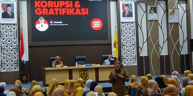 Wakil Walikota Banjarmasin Hj Ananda saat menjadi narasumber pada kegiatan sosialisasi. (foto : shn/seputaran)