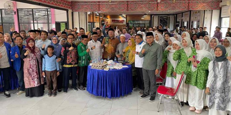 Foto bersama di sela kegiatan forum diskusi “Ngopi Bareng Bang Cuncun”. (foto : sna/seputaran)