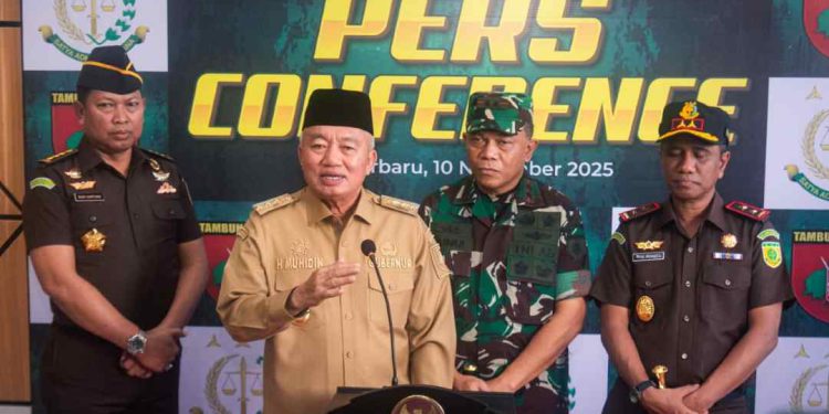 Gubernur Kalsel H Muhidin berikan keterangan pers usai menyaksikan penandatangan PKS Kejati Kalsel-Kalteng dan Kodam XII/Tambun Bungai. (foto : Adpim Kalsel)