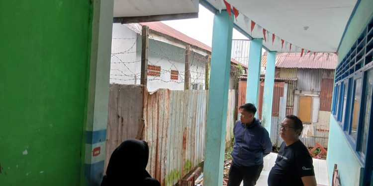 Kondisi Pagar SDN Kelayan Selatan 1 saat ini. (foto : shn/seputaran)