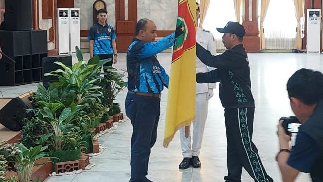 Pelepasan ditandai dengan penyerahan bendera Provinsi Kalsel dari Gubernur Kalsel H Muhidin melalui Kadispora Kalsel Febriadin Hapiz kepada Ketua kontingen di Gedung Mahligai Pancasila, Banjarmasin. (foto : Adpim Kalsel)