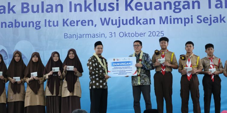 Direktur Bank Kalsel Fahrudin menyerahkan secara simbolis pembukaan 1.000 rekening SimPel kepada 10 siswa/siswi Ukhuwah sebagai perwakilan. (foto : Adpim Kalsel)