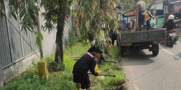 Kegiatan Pemeliharaan drainase PUPR Banjarmasin. (foto : shn/seputaran)