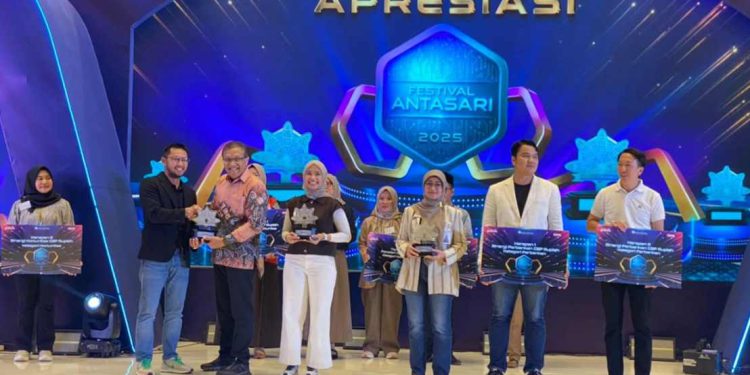 Penghargaan diserahkan secara langsung oleh Deputi Kepala Perwakilan BI Kalsel A Donanto H. W, kepada Direktur Bisnis Bank Kalsel, Akhmad Fauzi Noor. (foto : Bank Kalsel)