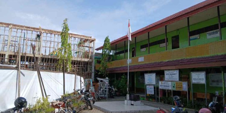 Proyek perbaikan SDN Mawar 7 yang tengah berjalan. (foto : shn/seputaran)