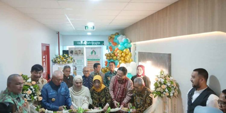 Gubernur Kalsel H Muhidin saat gunting pita tanda peresmian Amanah Fertility Centre. (foto : shn/seputaran)