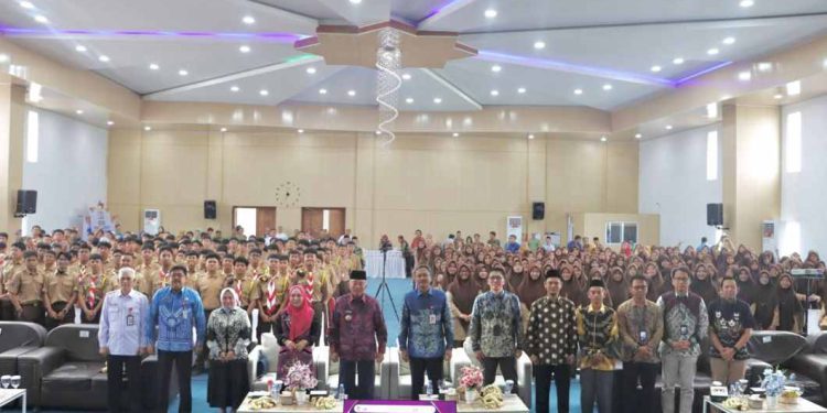 Foto bersama di sela kegiatan Puncak Bulan Inklusi di Aula Ukhuwah. (foto : Bank Kalsel)