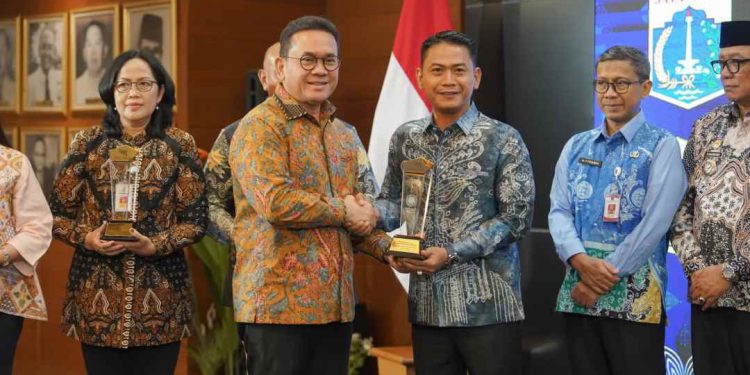 Walikota Banjarmasin HM Yamin saat menerima Penghargaan Daerah Tertib Ukur. (foto : shn/seputaran)