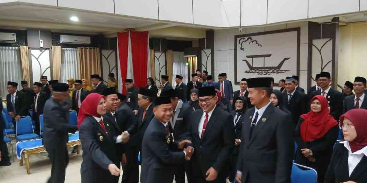 Walikota Banjarmasin HM Yamin bersama Wakil Walikota Banjarmasin Hj Ananda bersalaman dan ucapkan selamat kepada pejabat yang baru dilantik. (foto : shn/seputaran)