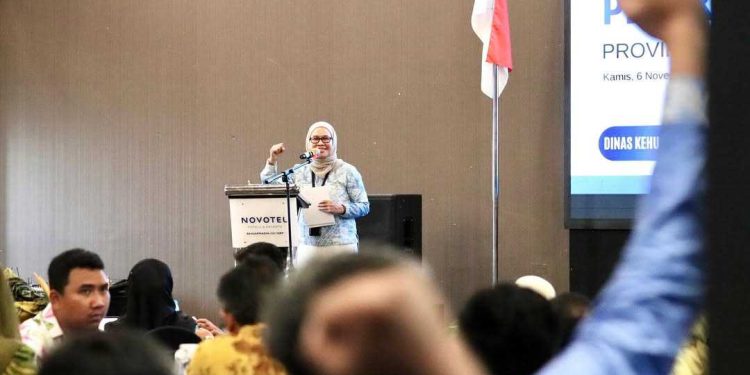 Kepala Dinas Kehutanan Kalsel Fathimatuzzahra saat membacakan sambutan Gubernur Kalsel. (foto : Adpim Kalsel)