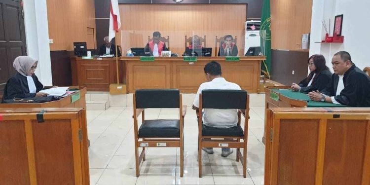 Terdakwa AS saat menjalani sidang di PN Palangka Raya. (foto : DJP Kalselteng)