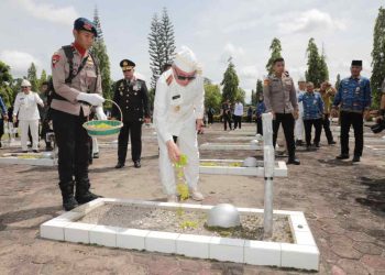 Gubernur Bersama Wagub Kalsel dan Pangdam XXII/Tambun Bungai Ziarah dan Tabur Bunga di TMP Bumi Kencana