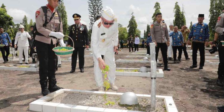 Gubernur Kalsel H Muhidin saat ziarah dan tabur bunga di TMP Bumi Kencana. (foto : Adpim Kalsel)