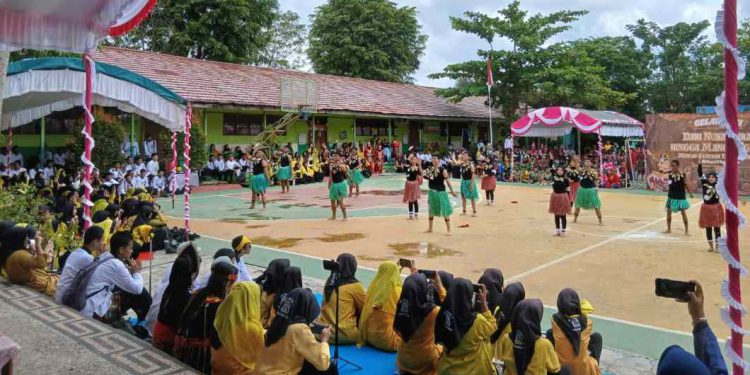 Tarian dalam rangka peringatan Hari Guru Nasional di SMAN 5 Banjarmasin. (foto : shn/seputaran)