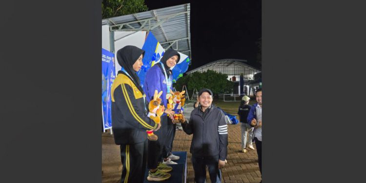 Wagub Kalsel H Hasnuryadi Sulaiman saat menyerahkan medali untuk Cabor Panjat Tebing di ajang Porprov Kalsel 2025. (foto : Adpim Kalsel)