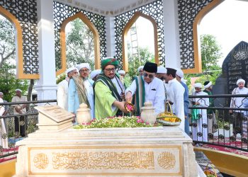 Wagub Kalsel Hasnuryadi Sulaiman bersama Habib Muhammad Ziarah ke Makam Ayahanda