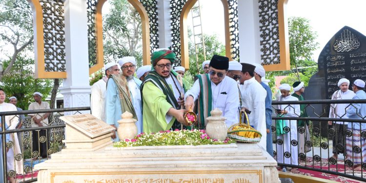 Wagub Kalsel Hasnuryadi Sulaiman bersama Habib Muhammad saat ziarah ke makam ayahanda H Abdussamad Sulaiman HB. (foto : Adpim Kalsel)