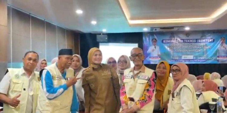 Relawan PSM saat foto bersama Wakil Walikota Banjarmasin Hj Ananda. (foto : shn/seputaran)