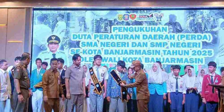 Walikota Banjarmasin HM Yamin saat mengukuhkan Duta Perda Banjarmasin. (foto : shn/seputaran)