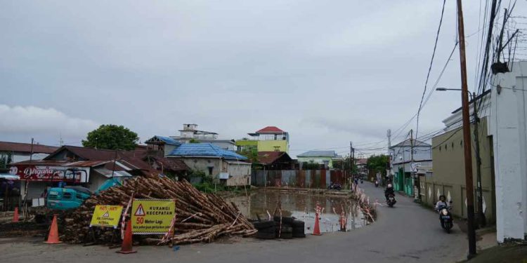 Pembebasan lahan yang dilakukan untuk pelebaran jalan. (foto : shn/seputaran)