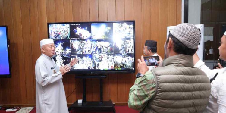 Gubernur Kalsel H Muhidin saat memantau CCTV arus lalulintas kepulangan jamaah 5 Rajab di Dinas Kehutanan Kalsel. (foto : Adpim Kalsel)
