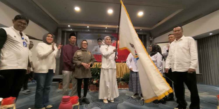 Ketua Kormi Banjarmasin terpilih Hj Ananda saat mengibarkan bendera Kormi. (foto : shn/seputaran)