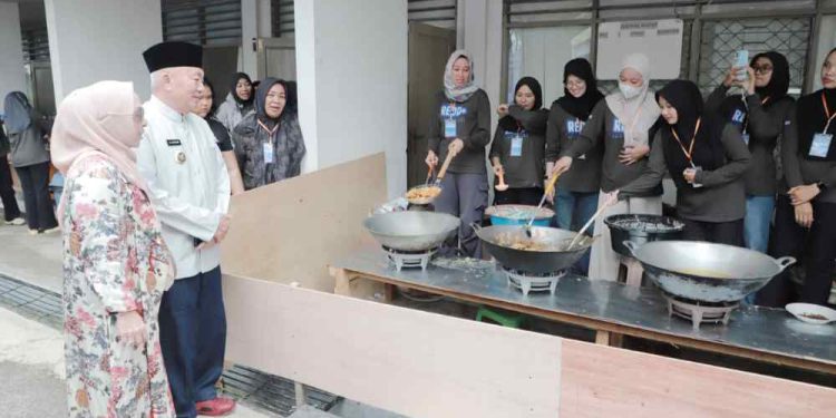 Gubernur Kalsel H Muhidin bersama istri saat meninjau Posko Dishut Kalsel untuk jemaah 5 Rajab. (foto : Adpim Kalsel)