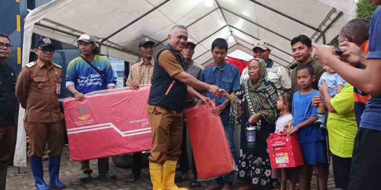 Penyerahan bantuan untuk korban banjir Martapura, Banjar. (foto : Adpim Kalsel)
