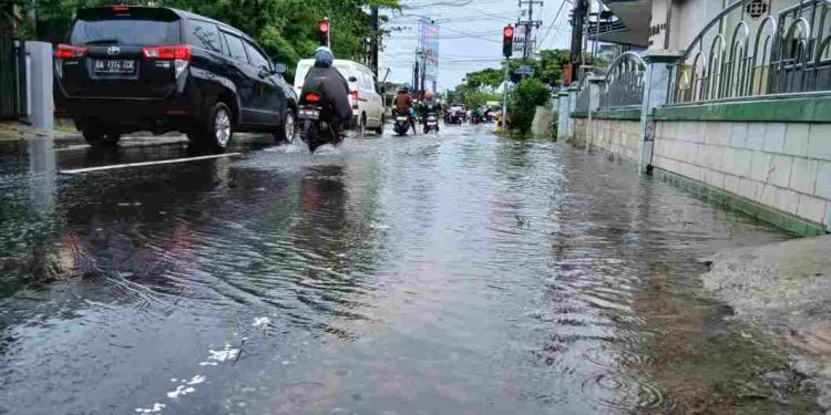 Air yang mulai naik ke jalanan di Banjarmasin akibat dipicu air pasang dan hujan. (foto : shn/seputaran)