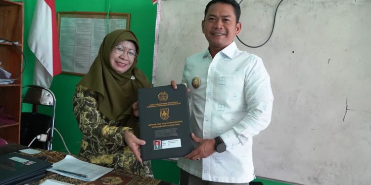 Walikota Banjarmasin HM Yamin saat ambil rapot anak di SMAN 7 Banjarmasin. (foto : shn/seputaran)