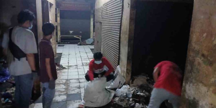 Aksi bersih-bersih yang dilakukan di sejumlah lorong dan lapak di Pasar Sentra Antasari. (foto : shn/seputaran)
