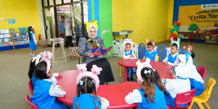 Bunda PAUD Tapin Hj Faridah Yamani saat Pelatihan Membaca Nyaring (Read Aloud) untuk guru dan anak didik TK Negeri Pembina serta TK Dharma Wanita. (foto : istimewa)