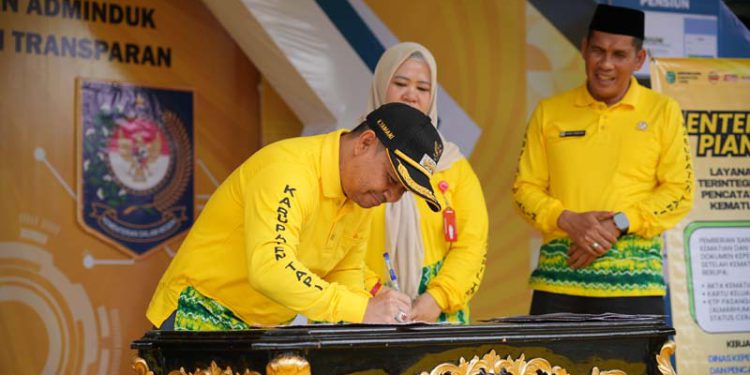 Bupati Tapin H Yamani saat membuka Dukcapil Fair 2025. (foto : istimewa)