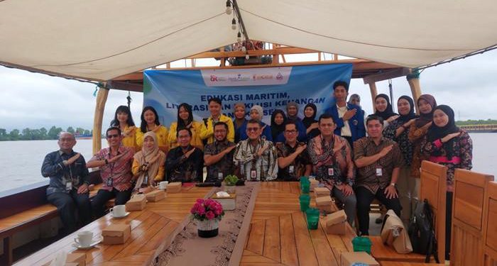 Foto bersama di sela kegiatan edukasi keuangan oleh Bank Kalsel dan OJK Kalsel. (foto : istimewa)