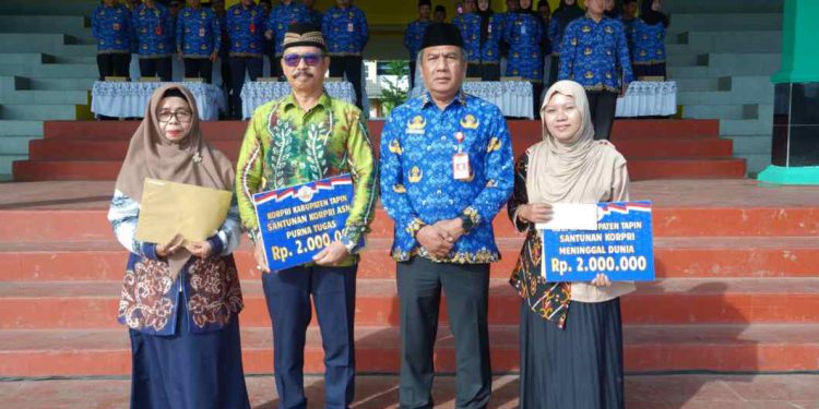 Penjabat (Pj) Sekretaris Daerah Kabupaten Tapin Unda Absori foto bersama dengan penerima santunan ASN Purnatugas di HUT KOPRI. (foto : istimewa)