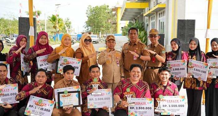 Bupati Tapin H Yamani berfoto bersama dengan tenaga kesehatan yang menerima penghargaan saat peringatan HKN di Tapin. (foto : istimewa)