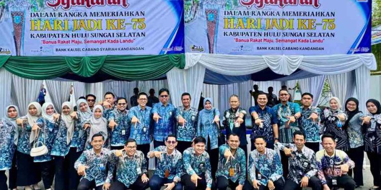 Mewakili manajemen Bank Kalsel. Direktur Utama Bank Kalsel, Fachrudin dan Direktur Kepatuhan Bank Kalsel, Mitra Damayanti hadir pada Harjad Kabupaten HSS. (foto : Bank Kalsel)