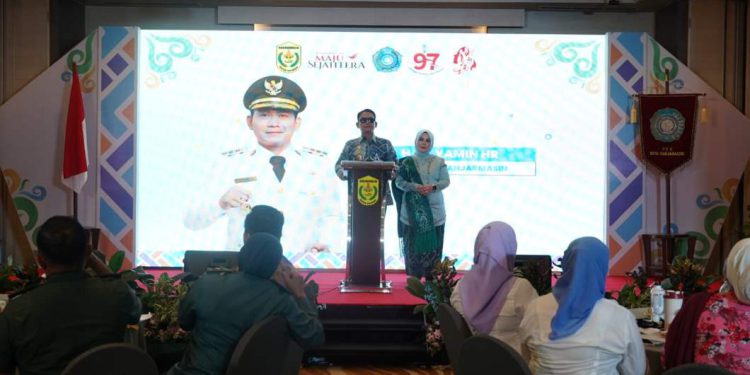 Walikota Banjarmasin HM Yamin bersama Ketua TP PKK Banjarmasin Neli Listriani pada peringatan Hari Ibu. (foto : shn/seputaran)