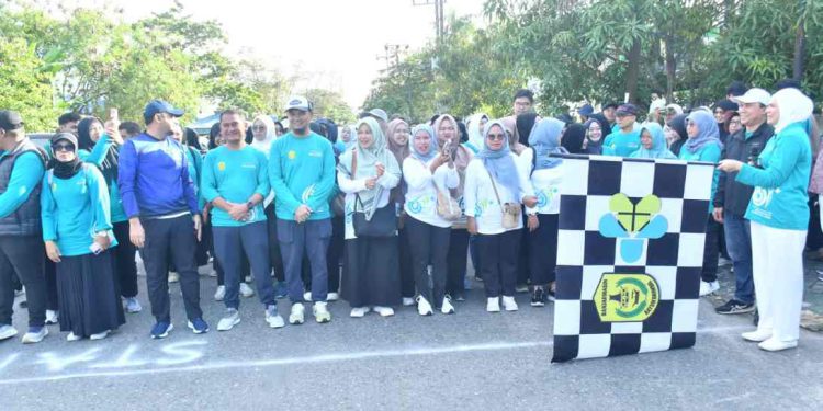 Walikota Banjarmasin Hj  Ananda saat mengibarkan bendera start jalan sehat dalam rangka peringatan HKN. (foto : shn/seputaran)