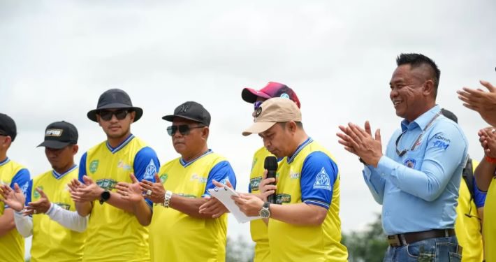 Bupati Tapin H Yamani saat hadir di Kejuaraan Balap Motor Bupati Tapin–HRVRT Championship 2025. (foto : istimewa)