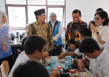 Wagub Kalsel Dampingi Wamendagri Tinjau Program MBG di SMAN 1 Gambut dan Sekolah Rakyat di Banjarbaru
