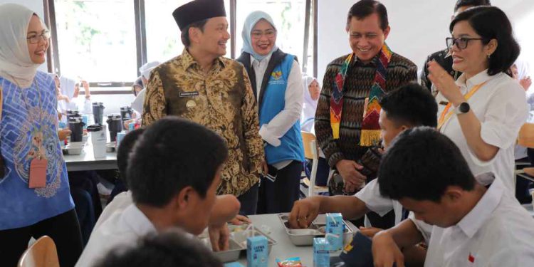 Wagub Kalsel H Hasnuryadi Sulaiman dampingi Wamendagri Akhmad Wiyagus meninjau pelaksanaan MBG. (foto : Adpim Kalsel)