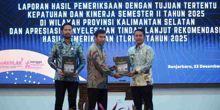 Penyerahan LHP dilakukan langsung Kepala BPK RI Perwakilan Kalsel Andriyanto kepada Walikota Banjarmasin H M Yamin HR bersama Ketua DPRD Kota Banjarmasin Rikval Fachruri. (foto : shn/seputaran)