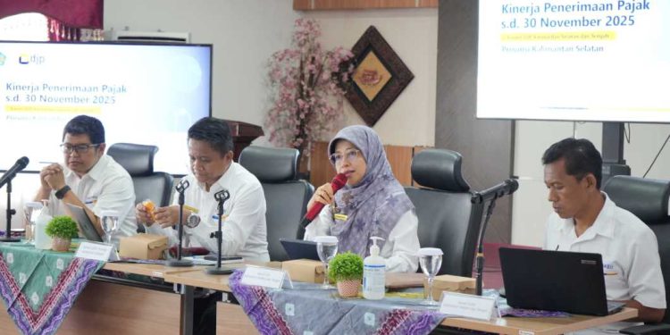Kepala Kanwil DJP Kalselteng Syamsinar saat melakukan publikasi kinerja APBN pada kegiatan ALCo di Aula Kanwil Direktorat Jenderal Perbendaharaan Kalsel, Banjarmasin. (foto : DJP Kalselteng)