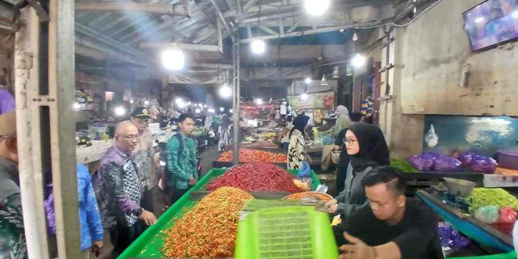 DKP3 Banjarmasin saat monitoring kebutuhan pokok di pasar Banjarmasin.  (foto : shn/seputaran)