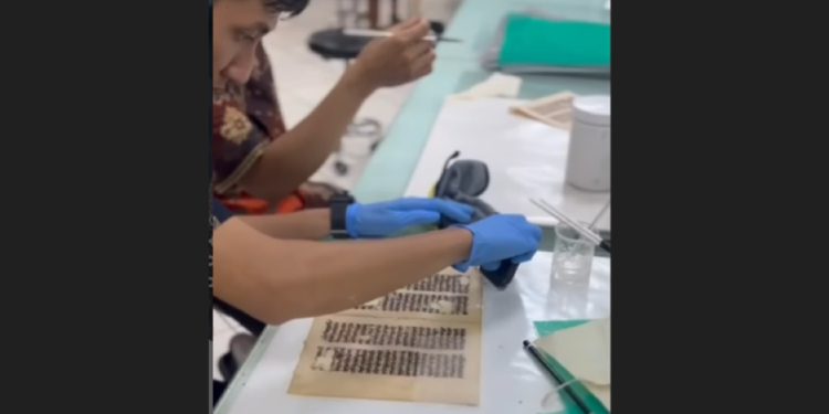 Proses konservasi alih media naskah kuno. (foto : istimewa)