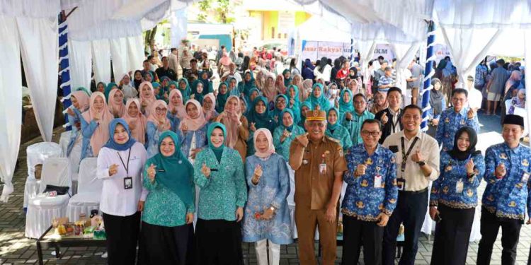 Foto bersama di sela kegiatan Pasar Rakyat. (foto : Bank Kalsel)